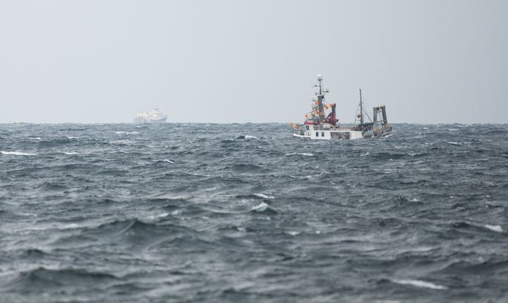 Fiskefartøy i grov sjø like utenfor Karmøy.