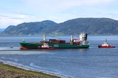 Her dras NCL Salten av grunn ved Byneset.