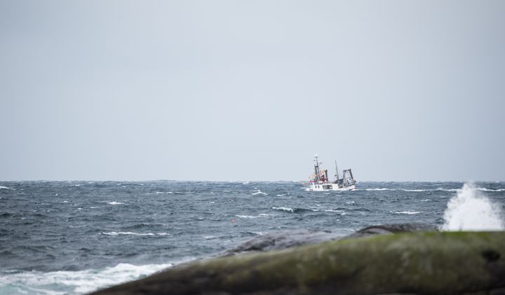 Illustrasjonsbilde: Mindre fiskefartøy i grov sjø utenfor Karmøy