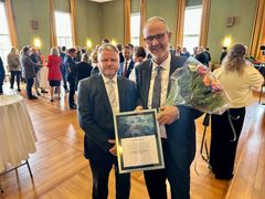 Prisvinner Kenneth Bruvik sammen med styreleder i stiftelsen "Fremtidshavet", Bjarte Erstad