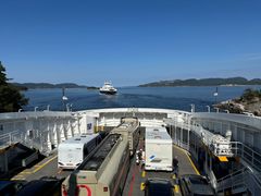 Ferje på vei ut fra Sandvikvåg ferjekai i Vestland fylke