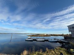 Oversiktsbilde av båter som ligger i havn