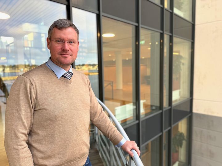 – Av hensyn til sikkerheten om bord fraråder vi bruken av brennbare kledningsplater i fabrikkrom. Vår erfaring at slike materialer kan bidra til rask brannspredning og økt risiko for alvorlige hendelser, sier Runar Yndesdal, leder for fiskefartøyavdeling i direktoratet.