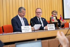 Sjøfartsdirektøren sammen i International Maritime Organization (IMO) sine lokaler i London. IMO-generalsekretær Arsenio Dominguez fra Panama til venstre.