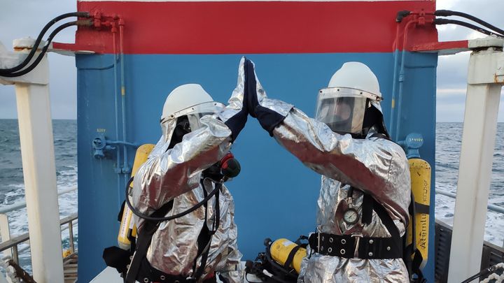 ILLUSTRASJON: Godt arbeidsmiljø fører til godt samarbeid, og en sikrere arbeidshverdag om bord.