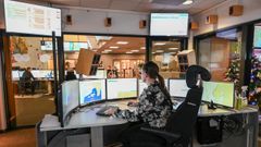 Kystradiooperatør Trine Theimann-Johannessen, vakthavende på Kystradiostasjonen på Sola, vegg i vegg med operasjonsrommet til HRS.