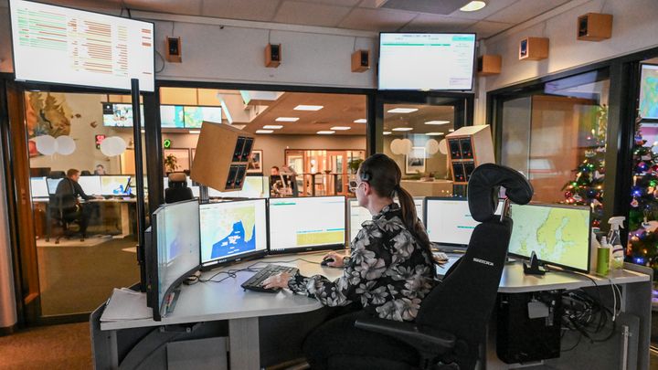 Kystradiooperatør Trine Theimann-Johannessen, vakthavende på Kystradiostasjonen på Sola, vegg i vegg med operasjonsrommet til HRS.