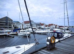 Båter til kai en sommerdag med fint vær