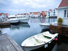 Småbåt i rolige omgivelser i havn