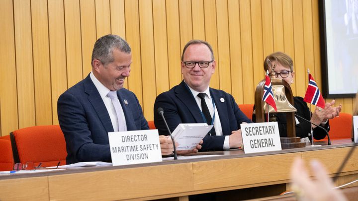 IMO-generalsekretær Arsenio Dominguez og sjøfartsdirektør Alf Tore Sørheim under et IMO-møte i London i juni 2025. I slutten av februar kunne førstnevnte bekrefte grønt lys for Cape Town-avtalen, og et sikkerhetsløft for fiskefartøy som Norge har vært pådriver for i snart 50 år.