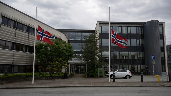 Det flagges på halv stang ved Sjøfartsdirektoratet, og alle andre statlige virksomheter, til etter gravferden. Når gravferden har funnet sted, heises flaggene på hel stang.