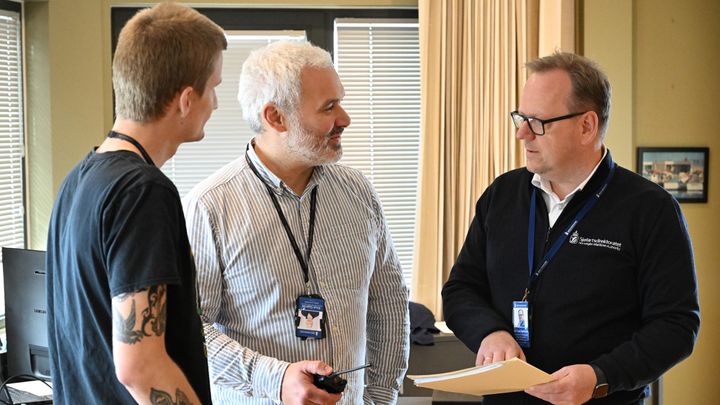 Sjøfartsdirektoratets øvingsledere, Harald Schnell og Knut Gjærde, sammen med sjøfartsdirektør Alf Tore Sørheim.