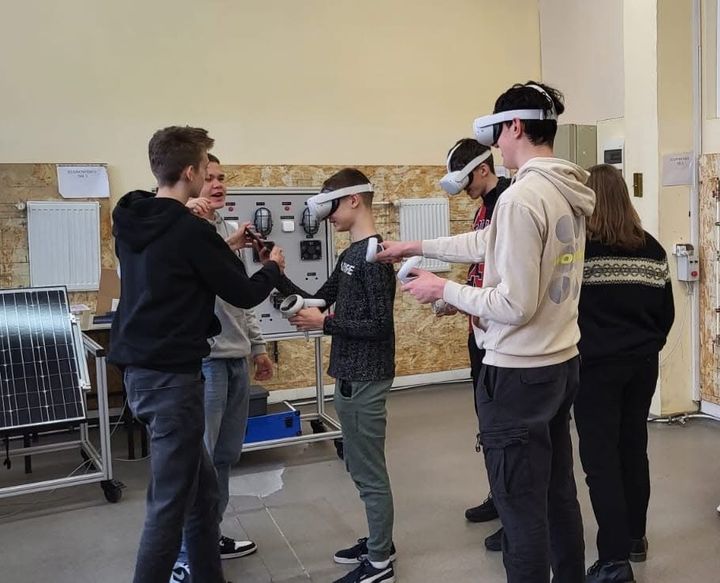 Elever ved polske Instytut Doradztwa lærer seg varmepumpe-teknologi med norsk VR fra 3DLearning.