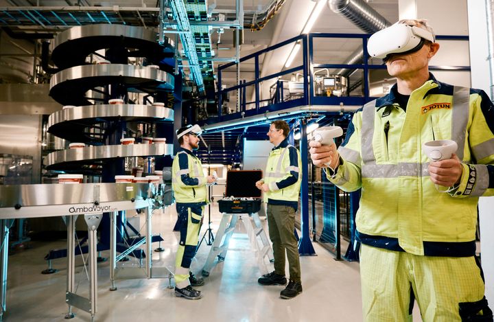 TRYGT: Med VR får operatørene trene på oppgaver uten risiko for helse eller produksjonsstans.