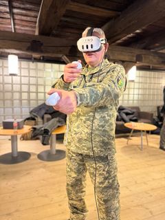 XR til Ukraina; Her utfører en ukrainsk general prosedyrer i VR fra Frynd Reality, på Leopard 2A4.