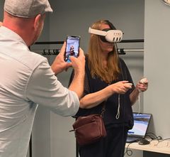 VR er lett tilgjengelig praksis. Du behøver ikke engang å ta av deg vesken før du går inn i et realistisk, virtuelt miljø for å trene og få praktisk erfaring.