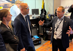 Statssekretær Andreas Flåm og CEO Knut Henrik Aas under FSi- utstilling på Akershus Festning.