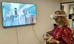 MINISTER I VR: Digitaliseringsminister Karianne Tung tester VR for håndtering av vold og trusler hos Making View AS.