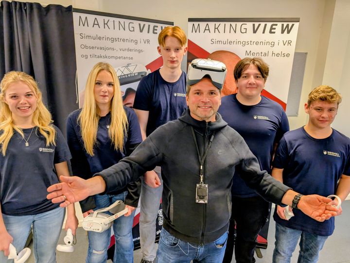 FIN GJENG: Lærer Ronny Matsson har stått i spissen for VR-satsingen ved Eidsvoll videregående skole. Her sammen med elevene Mariell Helene Tidem, Marie B. Asphaug Andsjøen, Olve Røkkum-Johnsen, Jarl Borgar Vigstad og Oliver Sandholdt, som alle er aktive i skolens VR-gruppe. De sprer kunnskap om velferdsteknologi til andre skoler og kommunehelsetjenester.