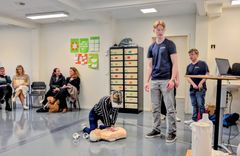 INTRO: VR-gruppa instruerer og forteller hvordan hjerte- lungeredning i VR fungerer med dukke til å gi hjertekompresjoner på.