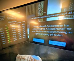 RESULTATER: På storskjerm kan alle følge med på det som skjer i VR, også på resultatene etter utført HLR-øvelse.