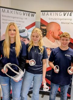 SMIL: Tre av elevene i VR-gruppa som liker å øve praksis med teknologi. Fra venstre Marie, Mariell og Oliver.