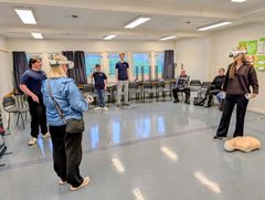 ØVER: På Eidsvoll vgs viser elevene frem VR til besøkende fra ulike skoler og kommunehelsetjenester i kommuner på Østlandet.
