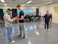 VR: Olve hjelper til så flere får oppleve VR.