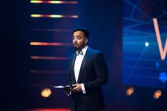 TUXEDO: Klyngeleder Keith Mellilngen gjør klar smokingen for prisutdeling og galla under VRINN Awards 2025.