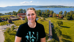 Kommunikasjonssjef for Anno-museene Stine Skrutvold Skjæret med vakre Domkirkeodden som bakgrunn.