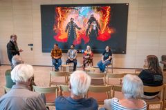 Baldisholteppet blir levende. Her er avdelingsdirektør Per Arne Rise (f.v.) som intervjuer KI-filmskaperne under åpningshelgen: arkeolog Kristian Reinfjord, som hadde det museumsfaglige ansvaret, Keith Mellingen fra VRINN, som var rådgiver og KI-ekspert, regissør Ellen Lande og produsent Stine S. Skjæret. Roger Johansen fra Anno, som gjorde det meste av det KI- og filmtekniske arbeidet, var ikke tilstede på bildet. Foto: Ali Suliman/Anno museum