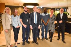 Statsminister Jonas Gahr Støre og arbeids- og inkluderingsminister Tonje Brenna på besøk hos ISS Norge.