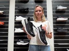FALSK OG EKTE: Cecilie Stien, markedssjef i Run AS, som importerer Hoka i Norge, Sverige og Island, viser frem èn ekte Hoka sko og èn falsk. Skoen i venste hånd er piratkopiert.