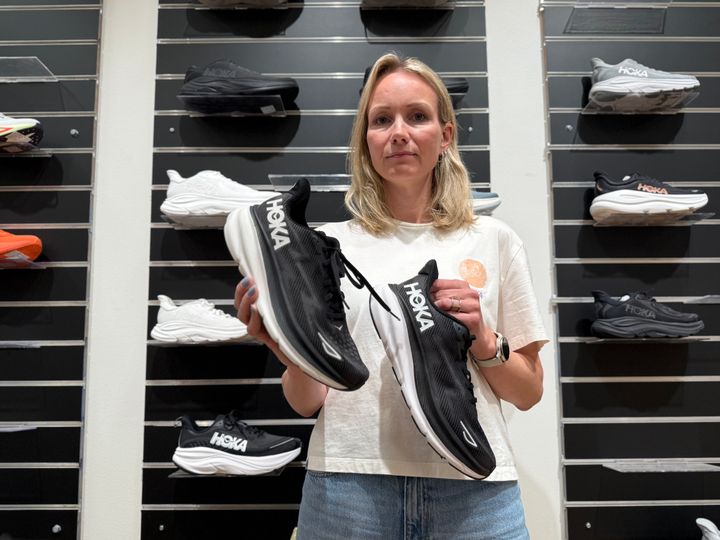 FALSK OG EKTE: Cecilie Stien, markedssjef i Run AS, som importerer Hoka i Norge, Sverige og Island, viser frem èn ekte Hoka sko og èn falsk. Skoen i venste hånd er piratkopiert.