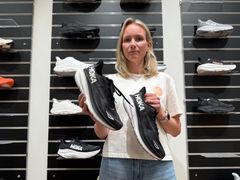 FALSK OG EKTE: Cecilie Stien, markedssjef i Run AS som importerer Hoka i Norge Sverige og Island, viser frem èn ekte Hoka sko og èn falsk. Skoen Stien holder i venste hånd er piratkopiert.