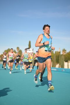 Nils Ingar Aadne debuterte med en meget sterk tid i Valencia maraton søndag