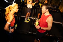 Hedda Skaug er ny ambassadør for HOKA i Norge. Her er hun i samtale med Ola Korbøl, salgssjef for HOKA i Norge.