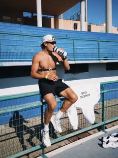 Treningsinfluenser Iver Anton Kronstad er nytt ansikt for HOKA i Norge.