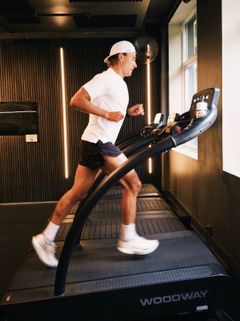 Treningsinfluenser Iver Anton Kronstad er nytt ansikt for HOKA i Norge.