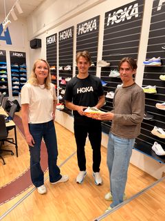 Cecilie Stien, markedssjef i Run AS (t.v.), Djurgården-spiller Håvard Salsten og Carl Christian Norberg, salg- og markedskoordinator i Run AS, ser frem til det nye samarbeidet mellom HOKA og Djurgården.
