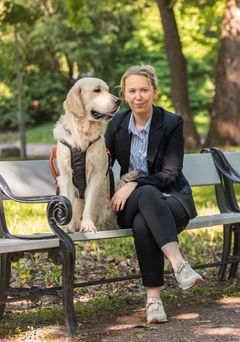 Camilla Stenseng, administrerende direktør i Agria, og hunden Felix