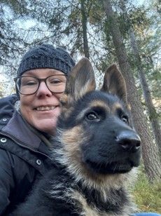 Forsker Therese Rehn med en hund