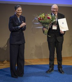Kronprinsesse Victoria overrekker Den store forskningsprisen i veterinærmedisin til den aller første mottakeren, professor Henrik Elvang Jensen, under prisseremonien på Sveriges Lantbruksuniversitet.