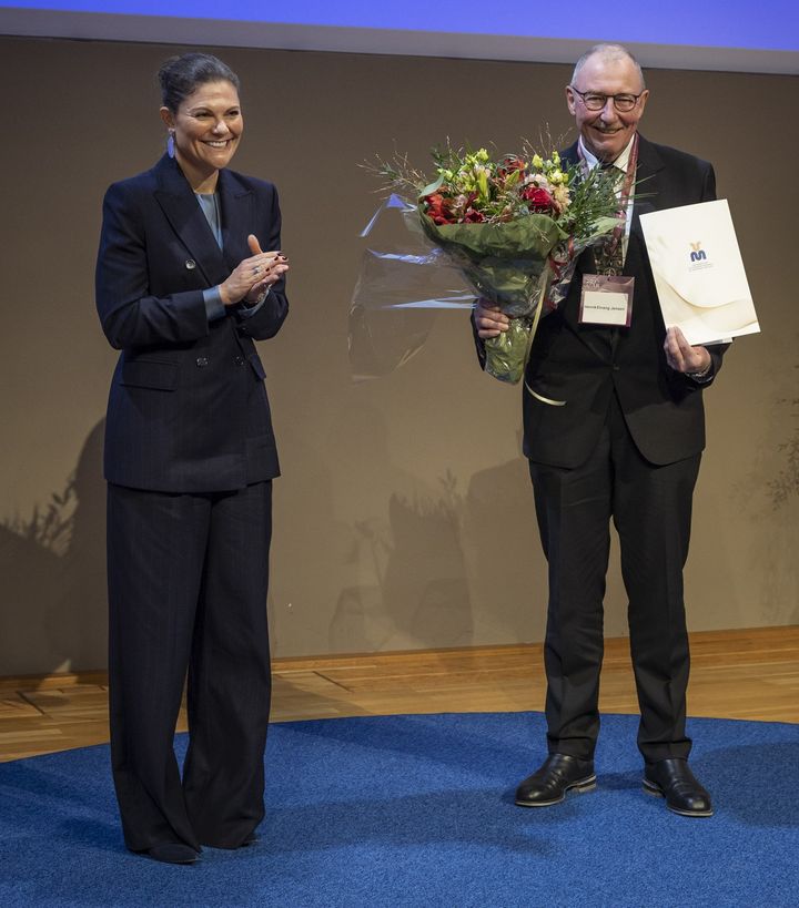Kronprinsesse Victoria overrekker Den store forskningsprisen i veterinærmedisin til den aller første mottakeren, professor Henrik Elvang Jensen, under prisseremonien på Sveriges Lantbruksuniversitet.