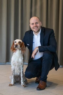 Thomas Minet Kinge og hunden Indie