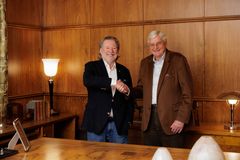 Odd Reitan og Knut Aspelin har signert avtale om etablering av felles selskap i Oslo.