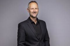 Innleserne spiller en avgjørende rolle i møtet mellom lytter og bok. I en hverdag der oppmerksomheten dras i mange retninger, gir lydbøker rom for konsentrasjon og fordypning i gode historier, sier Ole Werring.