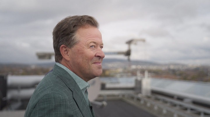 Arne Hjeltnes er tilbake som programleder i tredje sesong av TV serien "Rom for Suksess" på HeimTV