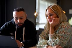 I serien hjelper rørlegger Hussein El Haddaoui programleder og modell Kathrine Sørland med å renovere familiens bad.