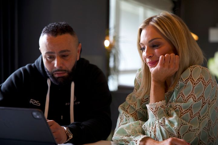 I serien hjelper rørlegger Hussein El Haddaoui programleder og modell Kathrine Sørland med å renovere familiens bad.